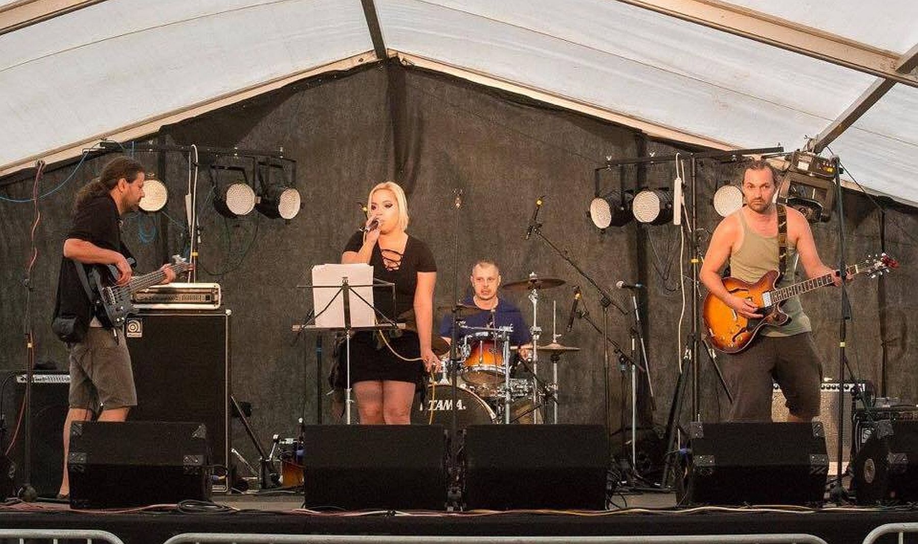 Az IDŐ VAN zenekar ad koncertet csütörtökön a Petz Sörözőben